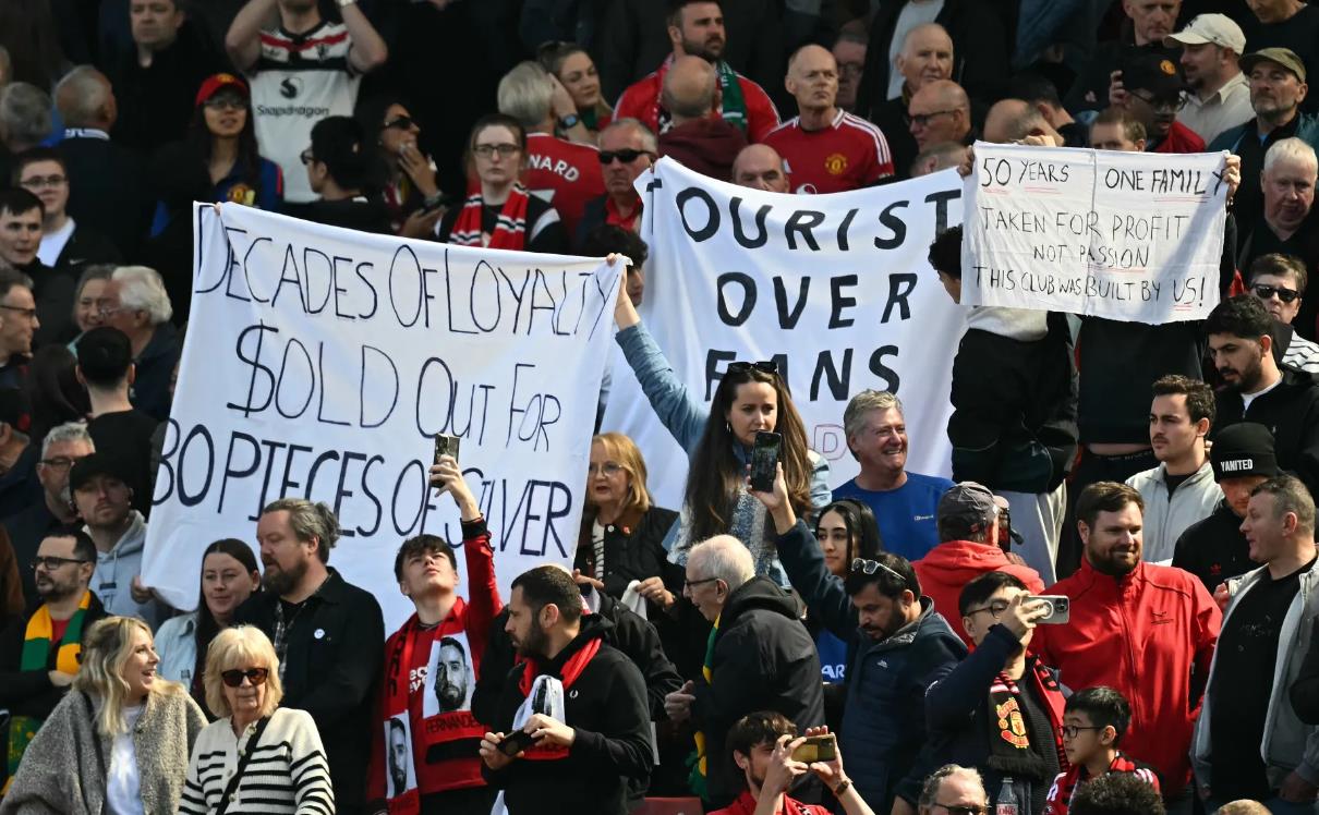 Người hâm mộ Manchester United phản đối Lajos, ban quản lý đội bóng đã phạm sai lầm nhưng đã hy sinh quyền lợi của người hâm mộ để đền bù