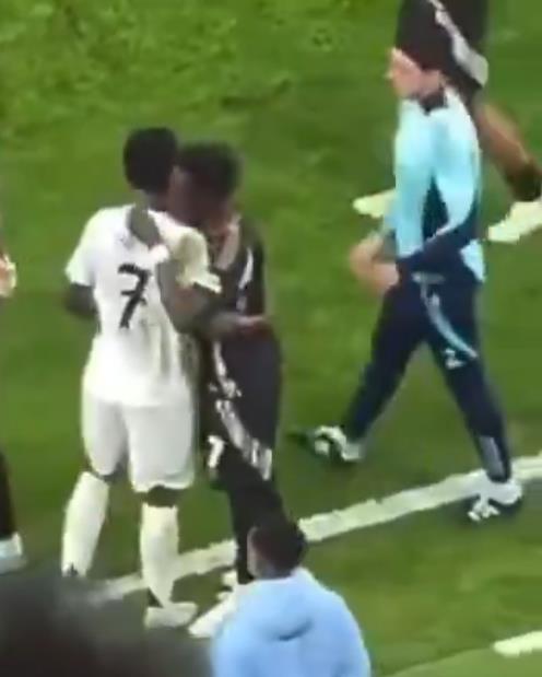 Trưởng thành rồi! Sau khi Arsenal đánh bại Real Madrid, Vinicius đã chủ động đổi áo đấu với Saka