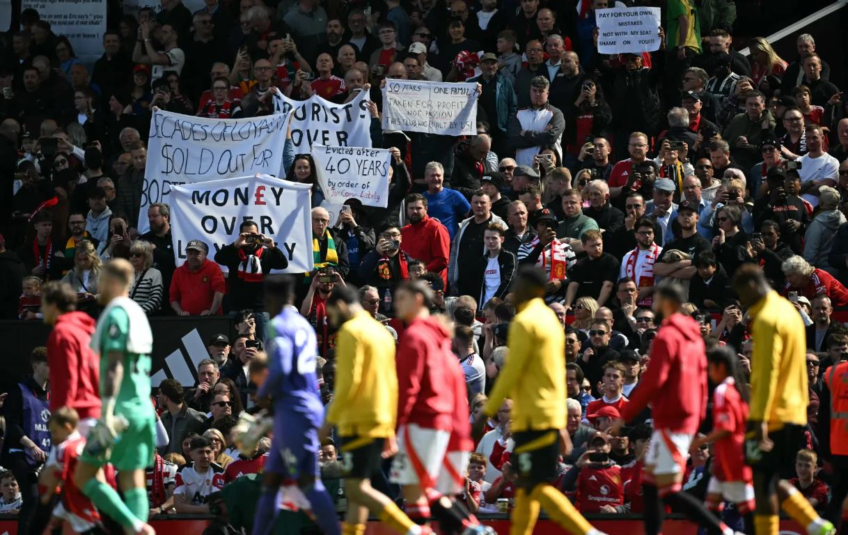 Người hâm mộ Manchester United phản đối Lajos, ban quản lý đội bóng đã phạm sai lầm nhưng đã hy sinh quyền lợi của người hâm mộ để đền bù