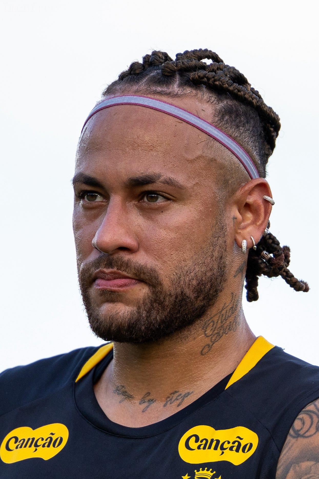 Neymar tiếp tục tập luyện với vẻ ngoài dreadlock, đội bóng hiện đang ở khu vực xuống hạng