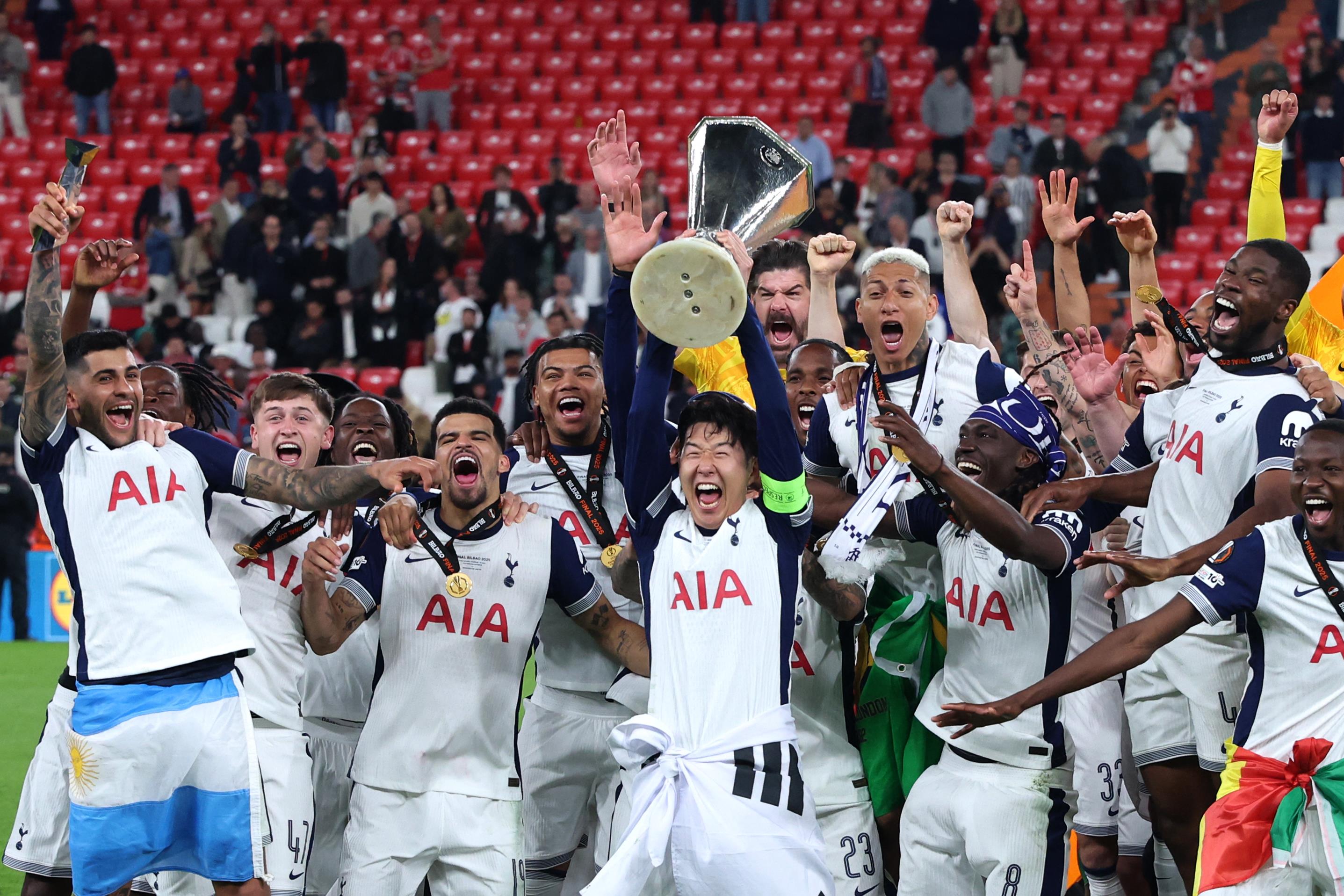 Những chức vô địch mà Tottenham đã mất trong những năm đó: chứng kiến ​​Fox City giành chức vô địch tại Stamford Bridge; thua Madrid trong trận chung kết Champions League