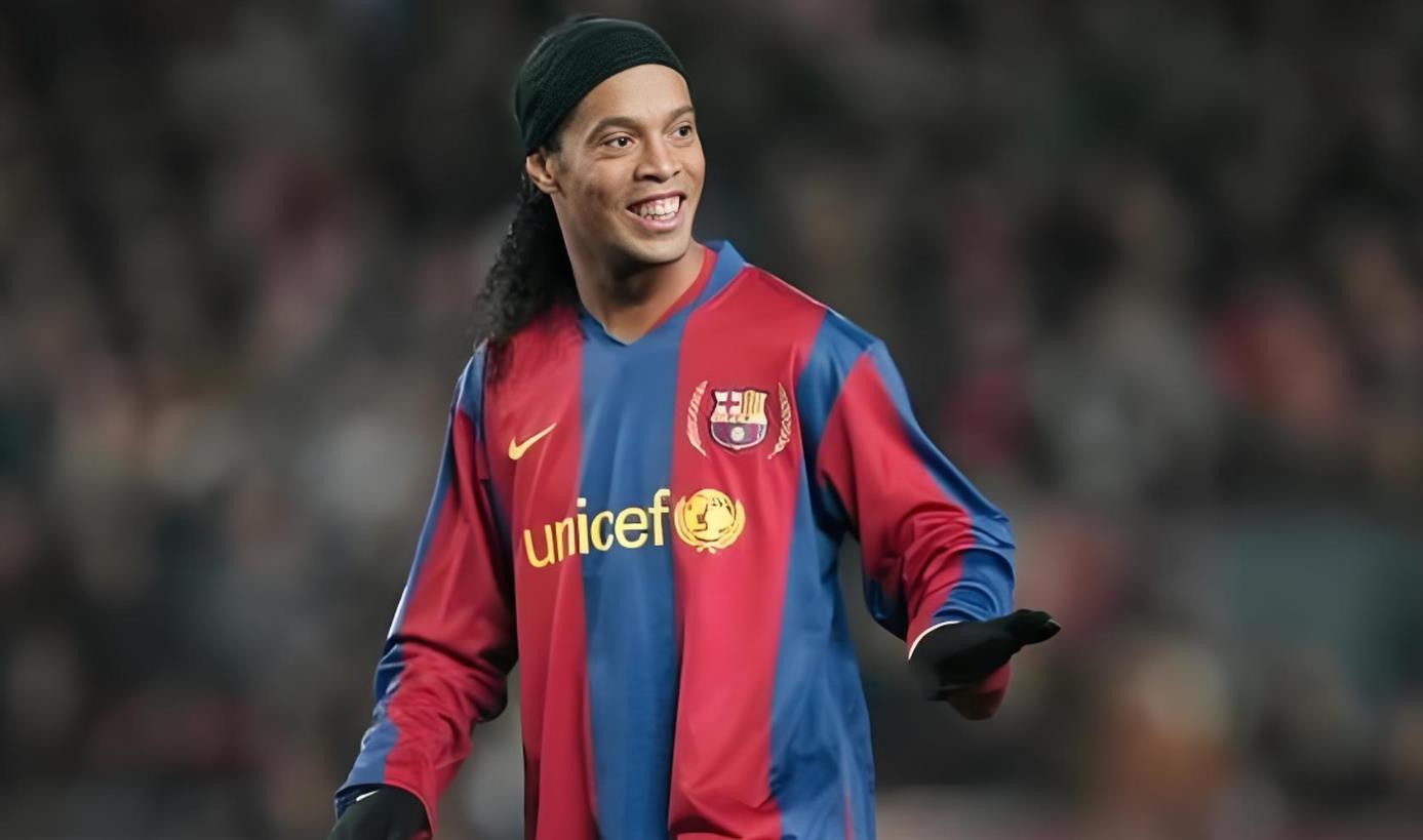 Bạn đang cầu xin sự giúp đỡ của các vị thần? Rafinha diện kiểu tóc kinh điển của Ronaldinho để chào đón trận derby quốc gia