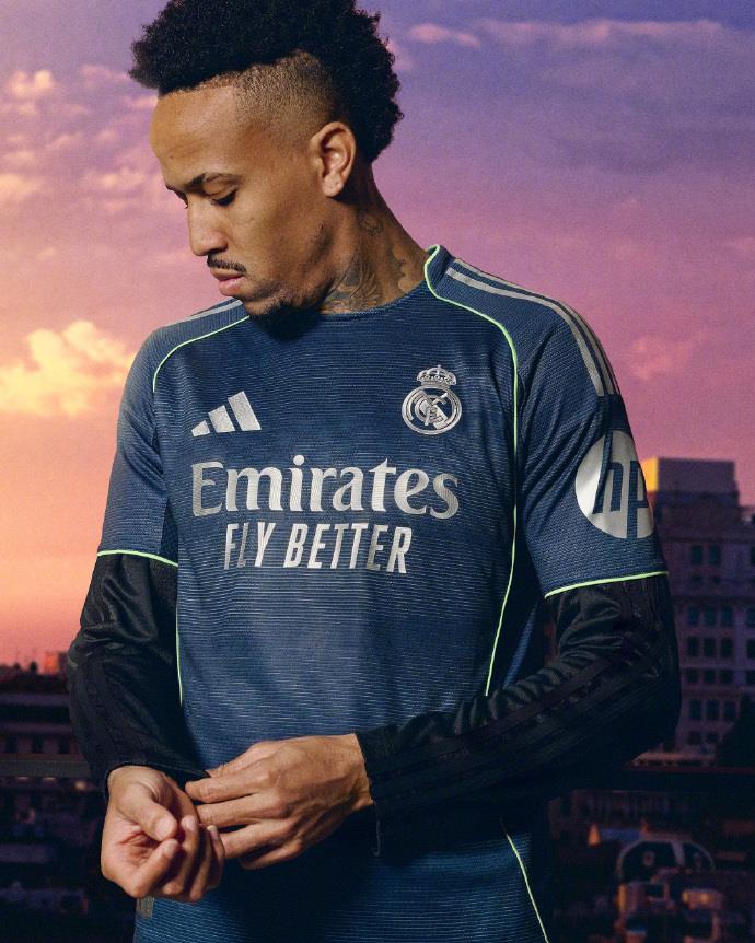Real Madrid ra mắt áo đấu sân khách mùa giải mới: thắp sáng bầu trời đêm xanh thẳm, ánh kim loại thể hiện vẻ đẹp trắng tinh khiết