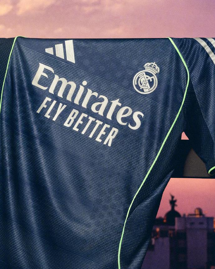 Real Madrid ra mắt áo đấu sân khách mùa giải mới: thắp sáng bầu trời đêm xanh thẳm, ánh kim loại thể hiện vẻ đẹp trắng tinh khiết