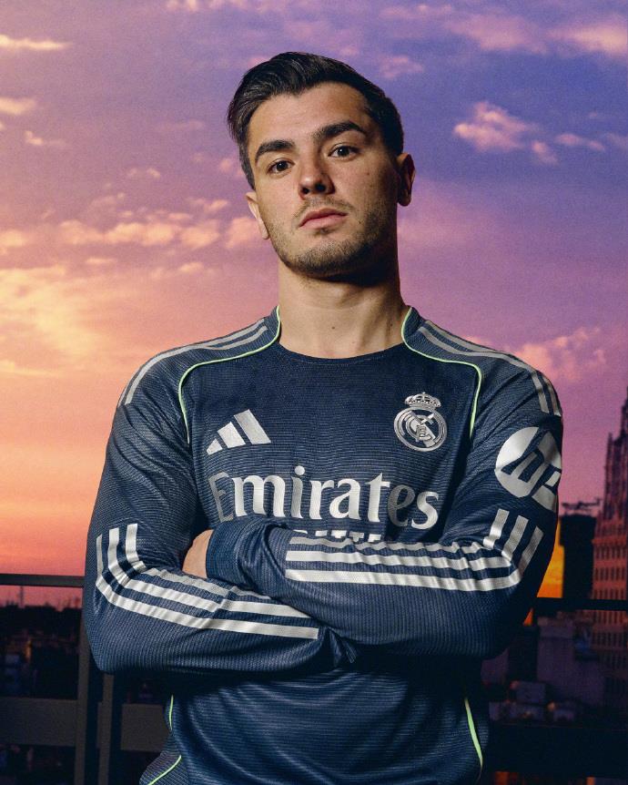 Real Madrid ra mắt áo đấu sân khách mùa giải mới: thắp sáng bầu trời đêm xanh thẳm, ánh kim loại thể hiện vẻ đẹp trắng tinh khiết