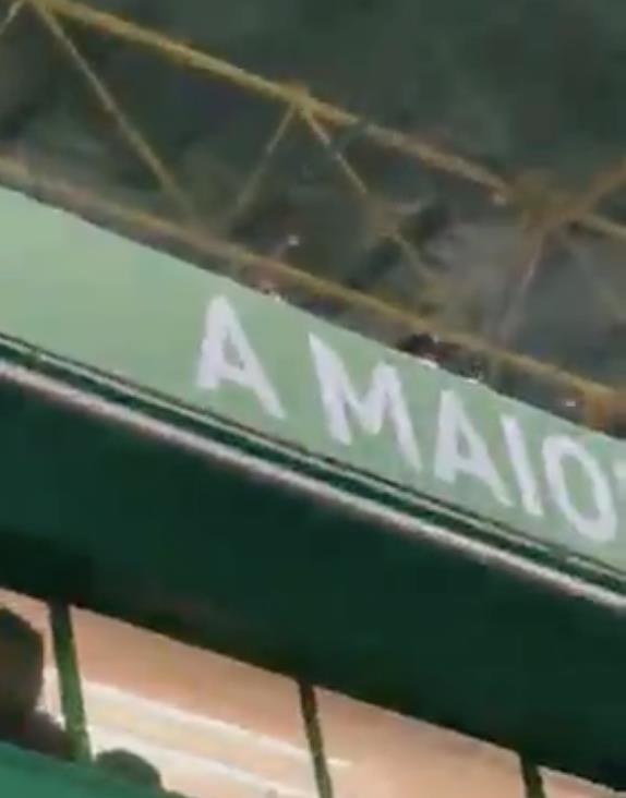Một sự cố an toàn đã xảy ra trong trận đấu giữa Sporting CP và Porto, khiến 17 người bị thương nhẹ do kính trên khán đài rơi xuống.
