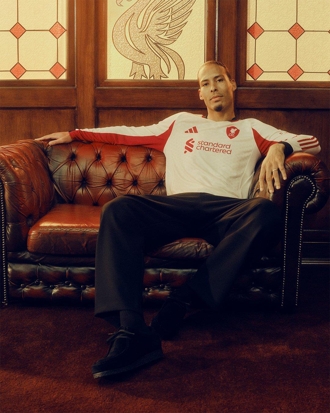 Bộ sưu tập áo đấu mới của Liverpool x Adidas: Áo sân nhà màu đỏ anh đào và áo sân khách màu trắng, bạn chọn áo nào?