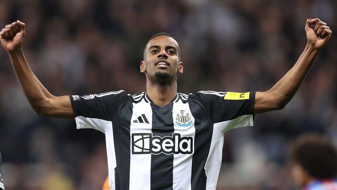 Phóng viên: Isaac đã trở lại căn cứ sau khi bỏ lỡ chuyến du đấu châu Á của Newcastle và sẽ thảo luận về tương lai của mình với ban quản lý cấp cao trong tuần này