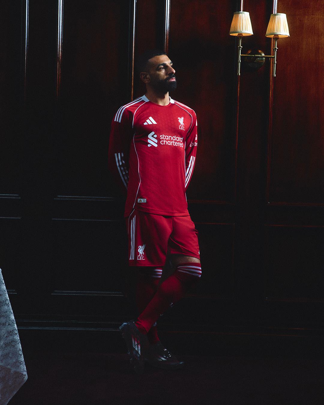 Bộ sưu tập áo đấu mới của Liverpool x Adidas: Áo sân nhà màu đỏ anh đào và áo sân khách màu trắng, bạn chọn áo nào?