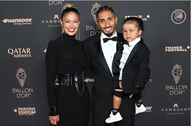 Neymar tức giận khi Raphinha đứng sau Salah ở cuộc đua giành Quả bóng Vàng 2025