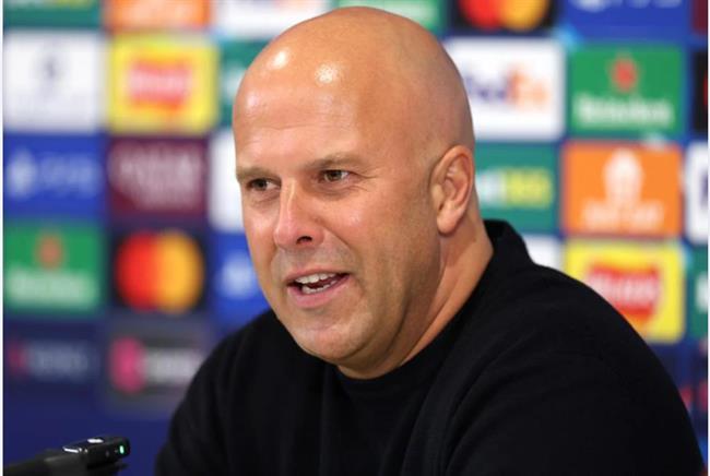 HLV Arne Slot khen ngoi tinh than thi dau tuyet voi cua cac hoc tro.