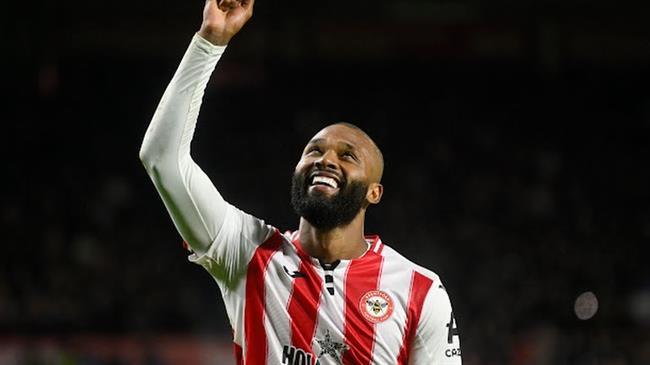 Igor Thiago di vao lich su Brentford sau cu dup vao luoi Burnley.