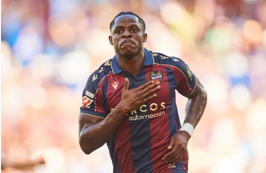 Nhiều đội bóng lớn đang theo đuổi tiền đạo Etta Eyong. Nhieu doi bong lon dang theo duoi tien dao Etta Eyong.