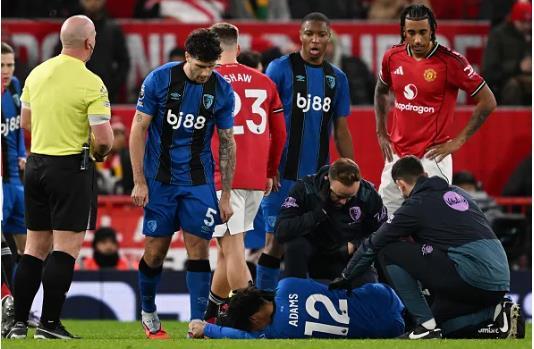 Tyler Adams cua Bournemouth dinh chan thuong nang trong tran hoa voi MU.