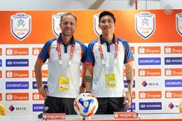 Thầy trò HLV Polking lạc quan trước chuyến làm khách sóng gió tại Shopee Cup