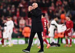 Arne Slot nổi giận vì tình huống liên quan đến Salah